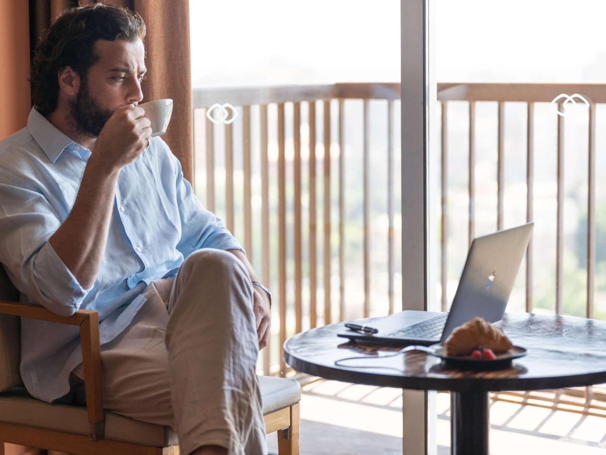 Sofitel Cairo Nile El Gezirah Hotel Exterior foto A man working from home