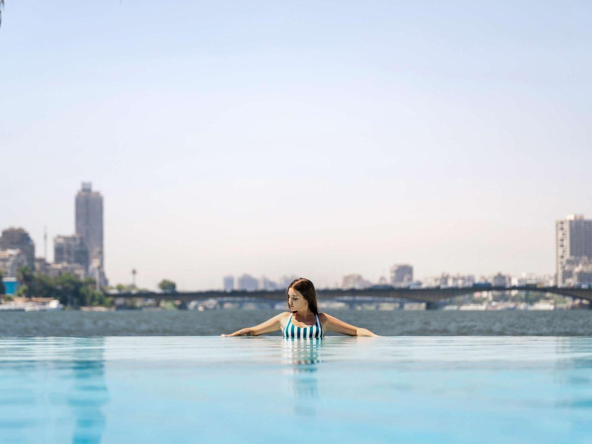 Sofitel Cairo Nile El Gezirah Hotel Exterior foto Infinity pool at the hotel